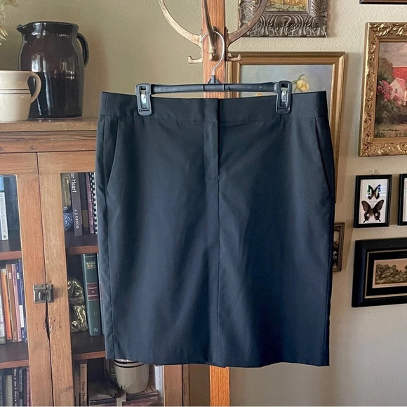 Kenneth Cole women’s lined pencil skirt, clasp & zip closure, SZ 10 black - Picture 2 of 9